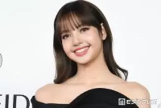 BLACKPINKリサ、メットガラでの“腕が4本”奇抜ドレス姿が話題「歩く芸術品」「アーティステックで美しい」