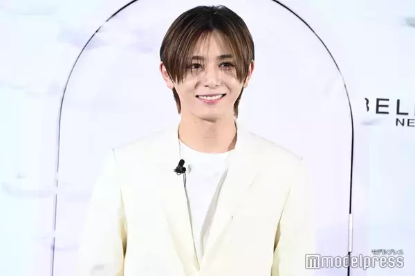 Hey! Say! JUMP山田涼介、羽舞う扉から登場 “得意分野”で撮影1発OK「アイドルとして結構羽吹かせてもらっていたので」