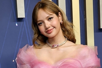 BLACKPINKリサ、透けタイツ×ミニワンピ姿に絶賛の声「完璧なビジュアル」「おしゃれすぎる」