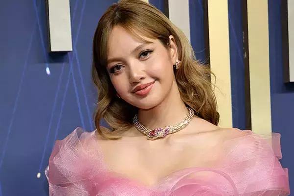 BLACKPINKリサ、透けタイツ×ミニワンピ姿に絶賛の声「完璧なビジュアル」「おしゃれすぎる」