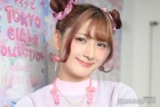 しなこ「私はアンディのおもちゃ」美脚際立つミニスカコーデ「トイ・ストーリー」の“おもちゃ目線”に「お人形さんみたい」「サイズ感可愛い」と反響