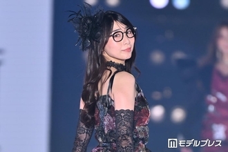 ハシヤスメ・アツコ「関コレ」シークレット登場 美背中チラリのSEXYドレス姿披露