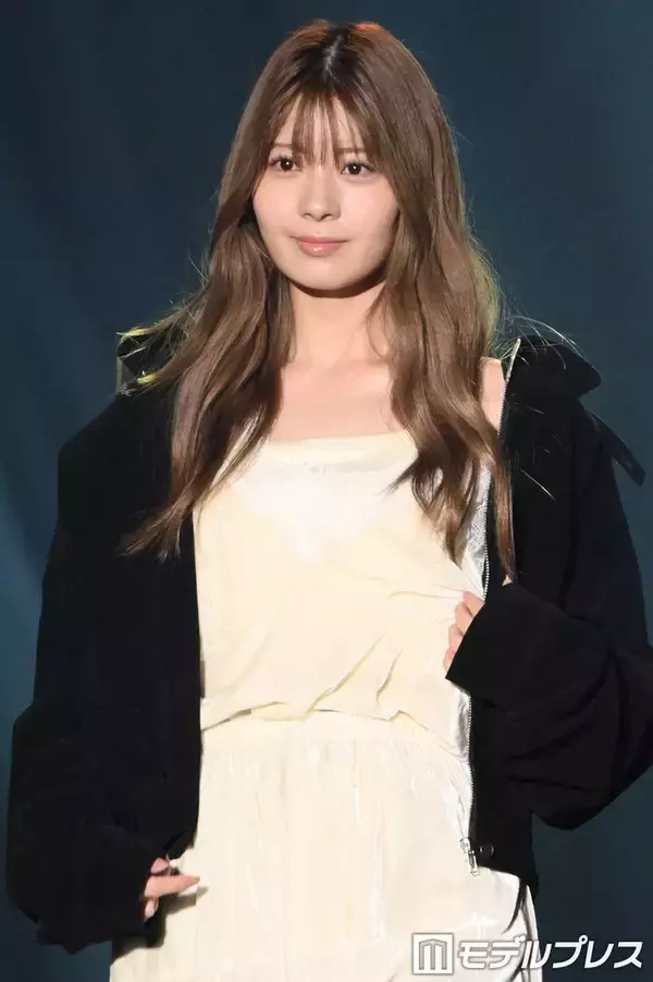 星乃夢奈、ハイトーンヘアで雰囲気ガラリ キャミワンピから美肩のぞかせる【TGC松山2026】