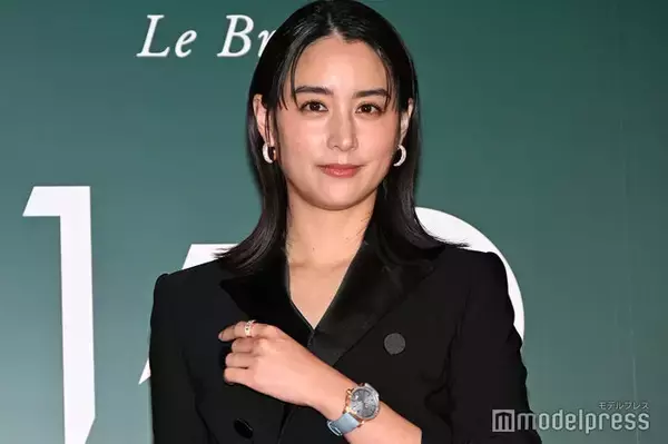 山本美月、スリットドレスから美脚全開 高級時計身につけ圧巻オーラ放つ【オーデマ ピゲ150周年記念イベント】