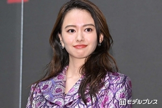 第1子出産の山本舞香、美デコルテ際立つキャミ姿公開に反響「スタイル抜群」「絵になる」