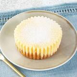 「セブン、“1か月で200万個売れ”人気スイーツがレモン香る春味に「とろ生食感チーズケーキ さわやか仕立て」登場」の画像1