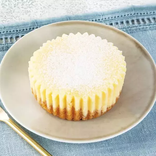 セブン、“1か月で200万個売れ”人気スイーツがレモン香る春味に「とろ生食感チーズケーキ さわやか仕立て」登場