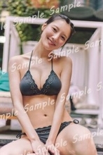 日向坂46河田陽菜、プール終わりの黒ビキニ姿 2nd写真集特典ポストカード第4弾公開【テイクオフ】