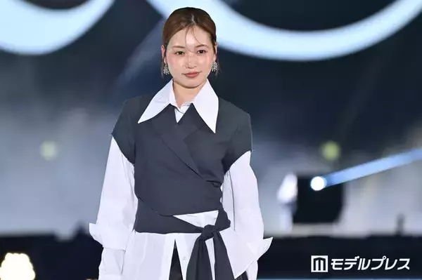 「オフライン ラブ」ミミ、ツヤ肌輝くメイクで魅力放出 シックなシャツスタイルで大人の雰囲気【ガルアワ2026SS】