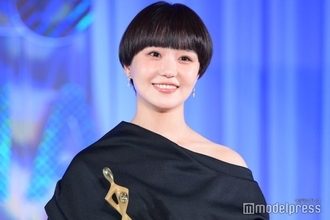 奈緒、アシンメトリードレスから美肩輝く「東京サラダボウル」で主演女優賞受賞【東京ドラマアウォード2025】