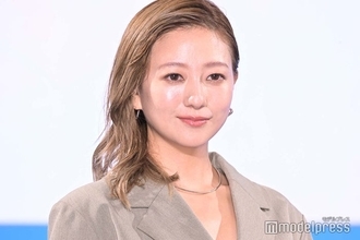 伊藤千晃、スラリ美脚際立つレギンス姿公開「脚長すぎる」「スタイル抜群」の声