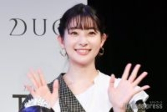 足立梨花、美脚際立つミニボトムコーデ「はしゃいでて可愛い」「スタイル抜群」と反響
