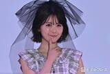 「乃木坂46筒井あやめ、ノースリワンピで夏全開 キュートな仕草も披露で「悶絶級の可愛さ」「お人形さんみたい」の声【ガルアワ2026SS】」の画像1