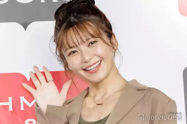 AAA宇野実彩子、大胆背中開き＆美脚際立つショーパン姿披露「まるで女神」「さすがのスタイル」と反響