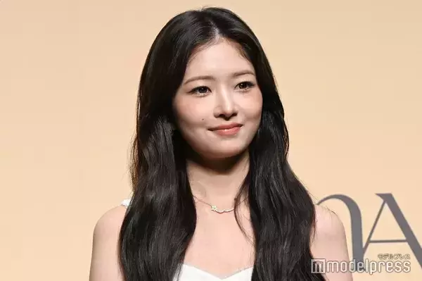 IVEレイ、ミニ丈サンタ姿で美脚披露「世界一可愛いサンタ」「アイドルオーラすごい」と反響