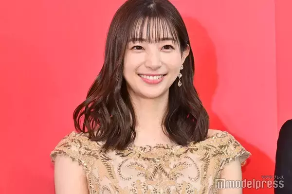 足立梨花、モノトーンのガーリーミニスカコーデで美脚スラリ「スタイルレベチ」「お人形さんみたい」と反響