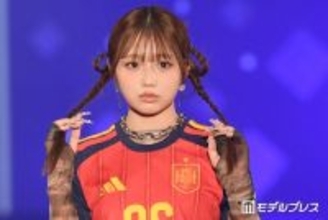 辻ちゃん長女・希空、サッカーユニ×デニムミニスカで美脚スラリ「三つ編みヘアが可愛すぎる」「さすがの着こなし」と反響【サツコレ2026S/S】