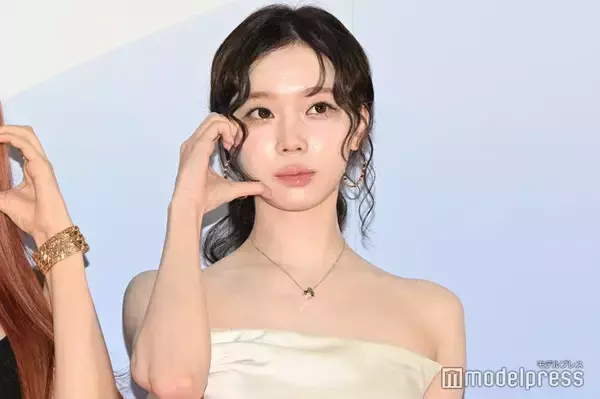 aespaウィンター、ミニ丈キャミドレスで美脚スラリ「圧巻スタイル」「女神級の美しさ」の声