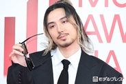 【MAJ2026】藤井 風、サングラス外し色気放出 レッドカーペット軽快に闊歩