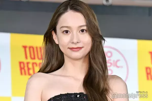 モデル・Niki、ミニキャミドレスで抜群スタイル披露 バースデーショットに「美脚が眩しすぎる」「女神降臨」と反響