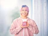 「Snow Man佐久間大介、ファンの“声”に救われた経験とは？ピンクの衣装まとい新CM登場」の画像1
