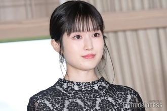 福本莉子、色白美脚輝くミニスカ制服姿に絶賛の声「現役でもいける」「透明感すごい」