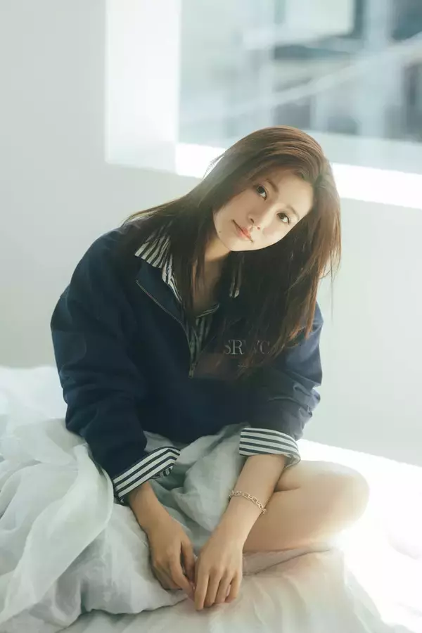 生見愛瑠「週刊FLASH」表紙登場 グラビアで柔らかな表情披露