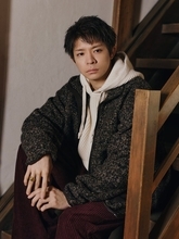 Number_i岸優太、ジャケット着こなし京都で大人旅「バナナ・リパブリック」新ムービー公開