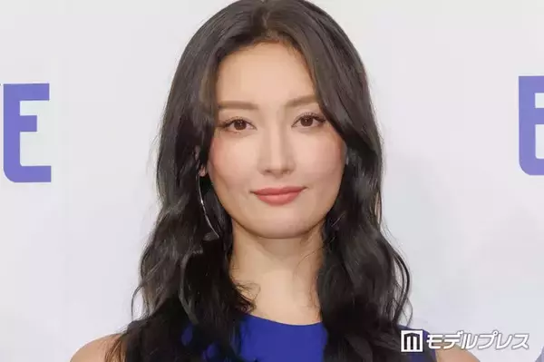 菜々緒、大胆スリットから美脚スラリ「絵画のように美しい」「圧巻」と絶賛の声