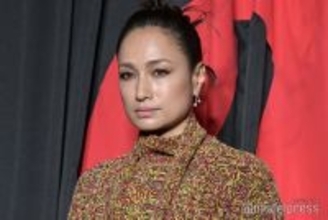 2児の母・佐田真由美「マンマだって綺麗めでありたい」ハイブラミニスカ姿に反響「オーラ凄すぎる」「憧れるスタイル」