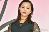 「高橋メアリージュン、美スタイル際立つビキニショットに熱視線「景色に負けない美しさ」「メリハリボディ憧れる」」の画像1
