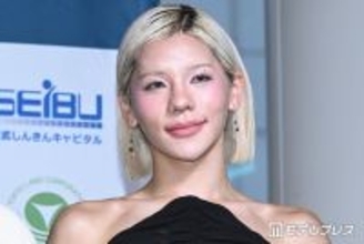 とうあ、ミニスカ×透け感タイツ姿で魅了「圧倒的オーラ」「脚のラインが美しすぎる」