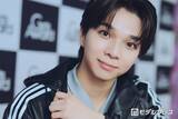 「M!LK塩崎太智、バラエティ活躍も評価を拒むワケ「相席食堂」水落ち裏話・“初期装備ニキ”ファッション事情も【インタビュー】」の画像1