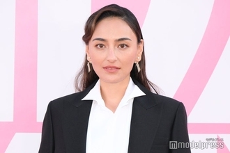 長谷川潤、美背中開放の水着ショット・子どもとのキスショット公開「ため息が出るほど綺麗」「大人の色気がすごい」と反響
