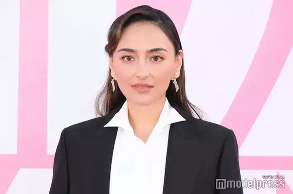 長谷川潤、美背中開放の水着ショット・子どもとのキスショット公開「ため息が出るほど綺麗」「大人の色気がすごい」と反響