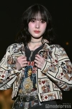 本田紗来、フリルミニスカ×タイツコーデ トランプジャケットで個性派スタイリング【TGCあいち・なごや2026】