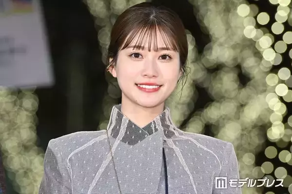 「生見愛瑠、白のミニワンピで圧巻の美脚際立つ 韓国舞台挨拶オフショットに「スタイルが異次元」「お人形さんみたい」と絶賛の声」の画像