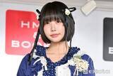 「あの、フリルのミニスカからほっそり美脚スラリ「完璧スタイル」「脚長すぎる」と絶賛の声」の画像1