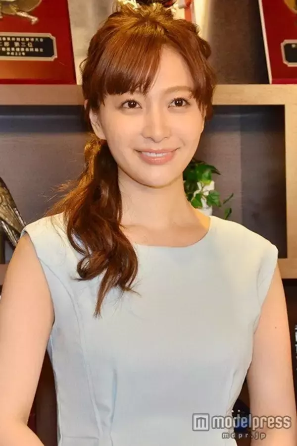 白洲迅の妻・竹内渉、ほっそり二の腕際立つノースリコーデに絶賛の声「憧れのスタイル」「大人カジュアルおしゃれ」