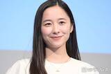 「堀田真由、美肩際立つボリューム黒ドレス姿公開「華奢な肩憧れる」「上品な雰囲気で素敵」と絶賛の声」の画像1