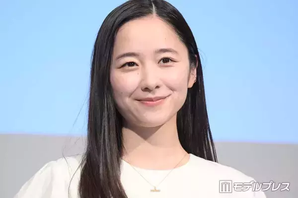 堀田真由、美肩際立つボリューム黒ドレス姿公開「華奢な肩憧れる」「上品な雰囲気で素敵」と絶賛の声