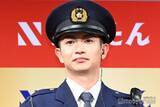 「綱啓永、警察官姿で登場「お酒があったらどれだけよかっただろう」大物俳優との撮影振り返る」の画像1