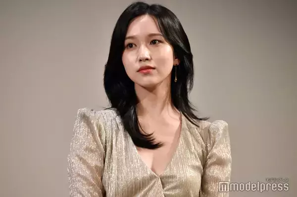 TWICEミナ、ヘソ出し×ミニスカ衣装で圧巻スタイル輝く「華奢」「オーラ全開」の声