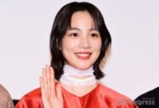 のん、大胆アシンメトリーミニスカ姿披露「普段とのギャップがいい」「かっこ可愛い」の声