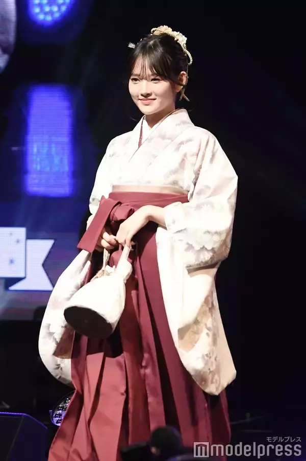 北爪さくら、赤の袴姿で上品ランウェイ「可愛すぎ」「見惚れた」と反響【学生ランウェイ】