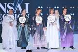 「リアルピース、年齢記載うちわ手に堂々ランウェイ「見えない」「若々しすぎる」と反響殺到【関コレ2026A/W】」の画像1