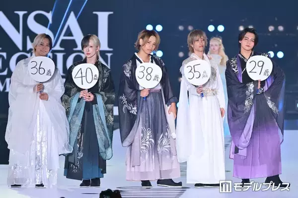 リアルピース、年齢記載うちわ手に堂々ランウェイ「見えない」「若々しすぎる」と反響殺到【関コレ2026A/W】