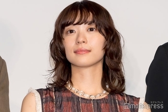 「あんぱん」鳴海唯、肩出しリブドレス姿に熱視線「ラインが綺麗すぎる」「絵になる」