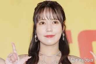 ＝LOVE諸橋沙夏、ニーハイ美脚ショットに熱視線「顔小さくてヘッドホンが大きく見える」「可愛すぎて胸キュン」