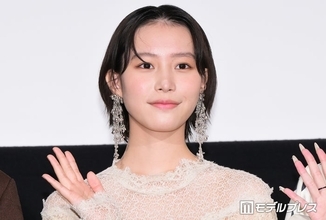 南沙良、美脚透けるシックな黒ドレス姿「上品で素敵」「見とれてしまう」と反響